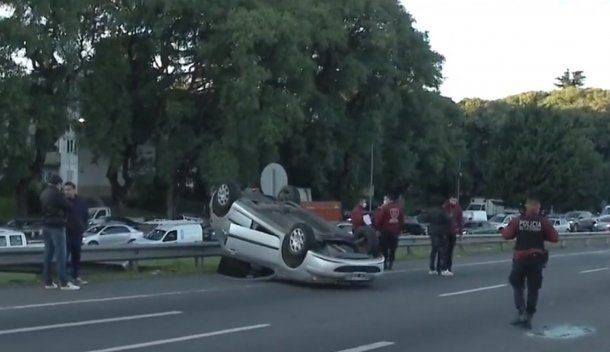 Caos en la General Paz por un choque múltiple y vuelco