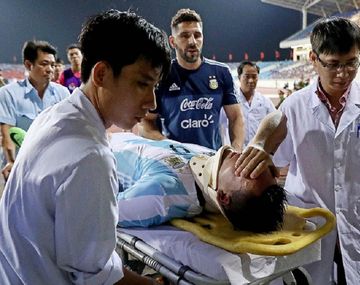 El delantero de Racing se fue en camilla del amistoso en Vietnam