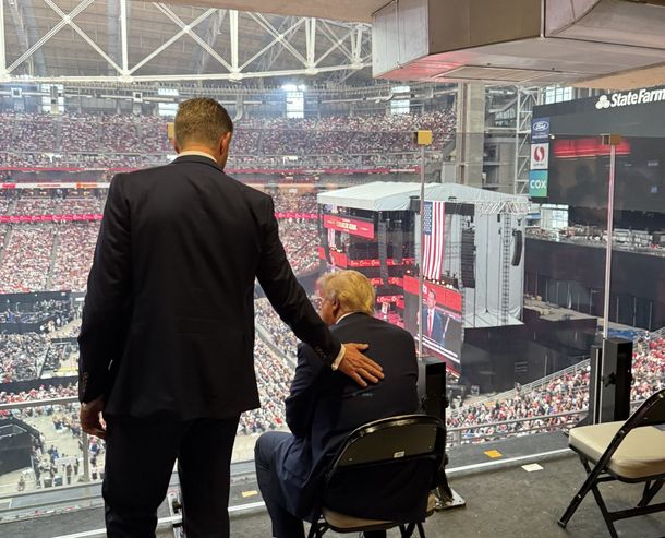 Con Donald Trump presente, una multitud se reunió para darle el último adiós a Charlie Kirk