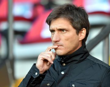 La peor bienvenida: Barros Schelotto fue a ver a su nuevo equipo y lo golearon