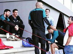 El uruguayo, distendido con los dos referentes argentinos del Barcelona El uruguayo, distendido con los dos referentes argentinos del Barcelona