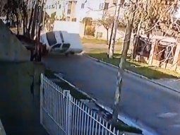 Impresionante vuelco de un patrullero en Luis Guillón
