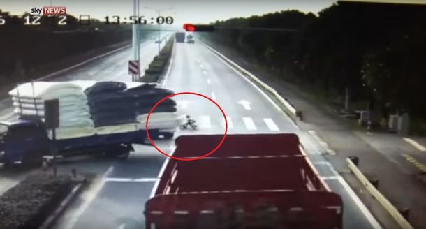 Un nene fue atropellado por un camión y se salvó de milagro