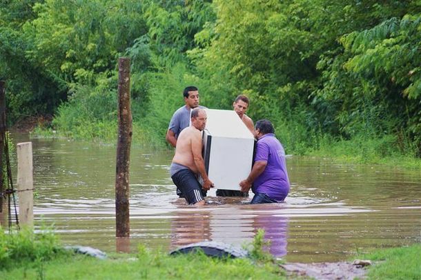 Unos 200 evacuados por la crecida de los ríos Luján y Arrecifes