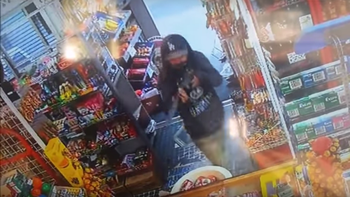 dos chicos roban con un rifle de juguete, pero la empleada del local los espanta con un palo dos chicos roban con un rifle de juguete, pero la empleada del local los espanta con un palo