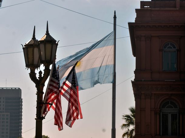 La Plaza de Mayo, cubierta de banderas estadounidenses para recibir a Obama