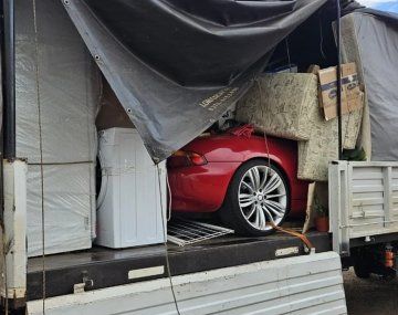 Descubren un BMW escondido en un camión de mudanza: vale más de 96 millones de pesos