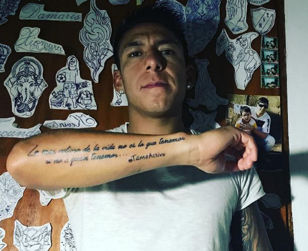 El mediocampista de Newells lució orgulloso su nuevo tatuaje