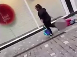 VIDEO: Una madre arrastra a su hijo por las calles de Liverpool con una correa