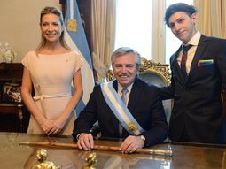 Fabiola Yáñez y Estanislao Fernández Lucchetti flanquean al Presidente