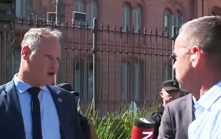 Fuerte cruce entre el Comisario a cargo del operativo en Plaza de Mayo y un cronista de C5N: No me empuje