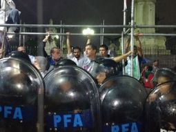 La Policía reprimió a los docentes frente al Congreso La Policía reprimió a los docentes frente al Congreso