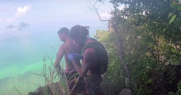 VIDEO: un joven se incrustó los ganchos del paracaídas en su espalda