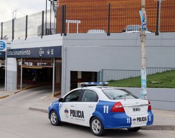 Dejaron a beba encerrada en el auto y se fueron al cine