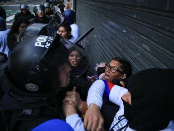 La Policía reprimió a la mamá de Morena, una de las jóvenes brutalmente asesinadas en Florencio Varela.