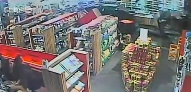 Borracho, un futbolista incrustó su auto en una estación de servicio