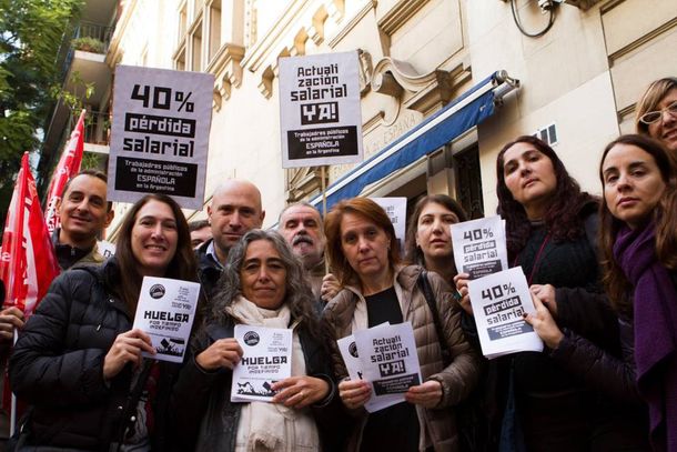 Trabajadores de la embajada española realizan huelga