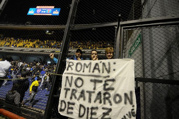 La seguridad de Boca hizo retirar banderas en apoyo a Riquelme