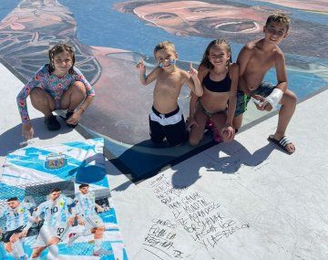 Qué dicen los mensajes que le están dejando a Messi en balneario de Mar del Plata