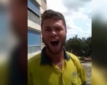 Davi Oliveira cantando como Luciano Pavarotti