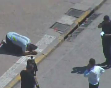 El hombre puso un cartón en el piso y se arrodilló para rezar