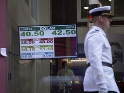 El dólar llegó a estar cómodo por debajo de los $43 en las pizarras