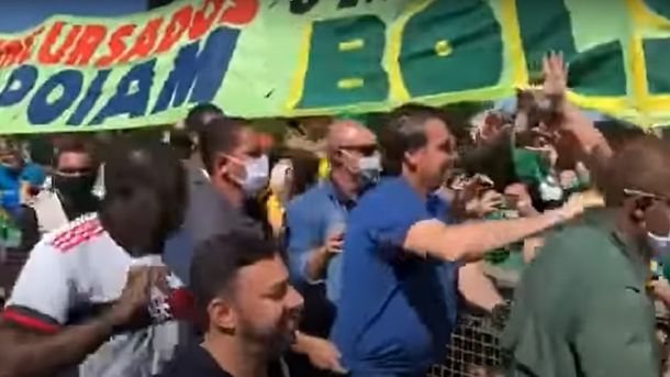 Jair Bolsonaro provocó otra aglomeración y la policía reprimió a opositores