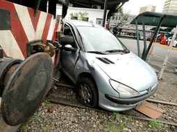 Espectacular choque entre un auto y un tren en Puerto Madero