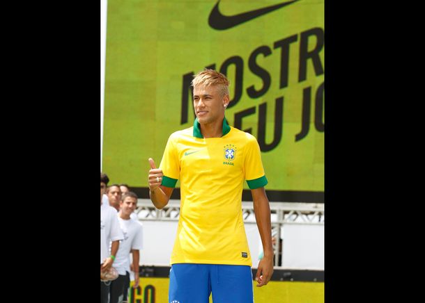 Neymar presentó la nueva camiseta de Brasil