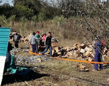 Vecinos se acercaron a buscar botellas de aceite que cayeron del camión