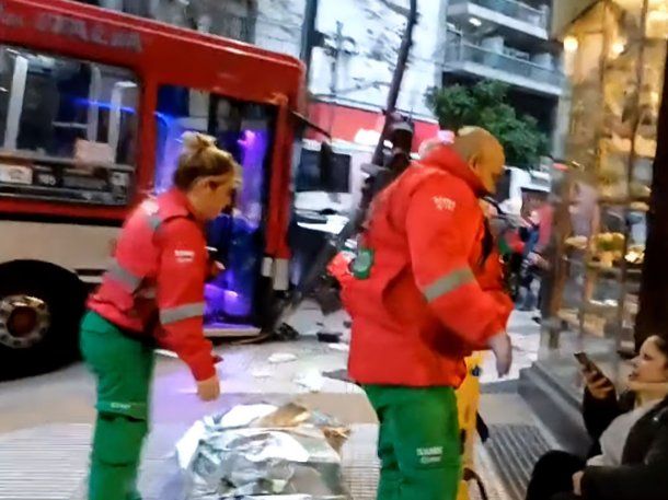 Un colectivo chocó contra un semáforo en Recoleta: hay al menos 14 heridos