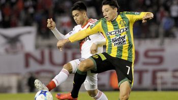 El Pity Martínez lucha por el balón con Lugüercio El Pity Martínez lucha por el balón con Lugüercio