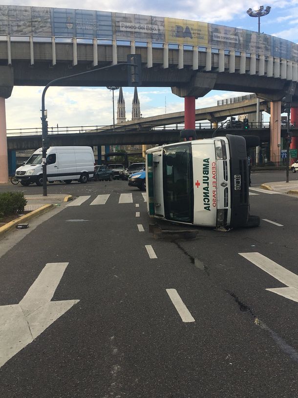 Una ambulancia que volcó hace 8 horas complica el tránsito en la 9 de Julio