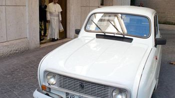 el papa ya forma parte del club del renault 4 en la argentina el papa ya forma parte del club del renault 4 en la argentina