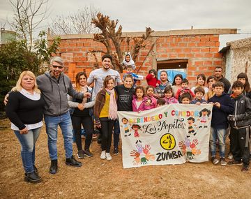 Braian, acompañado por Paula Pareto en el merendero Los Pepitos, su nuevo proyecto social
