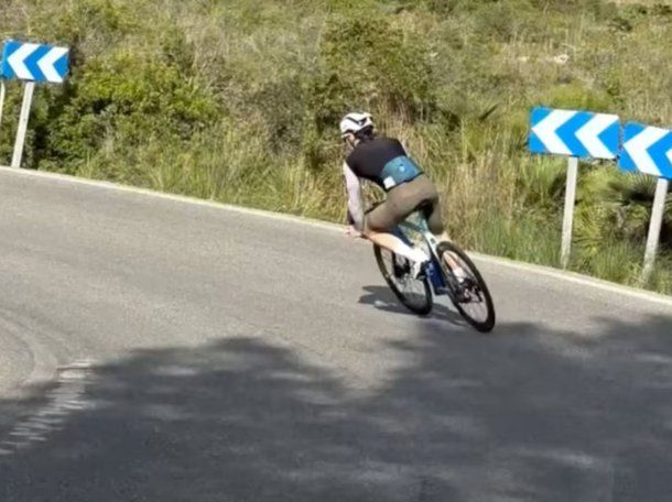 El paseo de Franco Colapinto en bicicleta tras el accidente en las pruebas de Alpine en Hungría