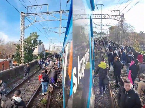 Una formación del Tren Roca sufrió un desperfecto eléctrico y los pasajeros tuvieron que caminar por las vías