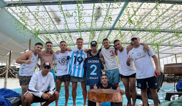 La moda que no pasa y vuelve más fuerte: los jugadores en la tradicional playa del fútbol de Mar del Plata
