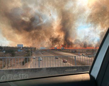 Incendios en Córdoba sin control: cortan autopista por llamas de más de 10 metros