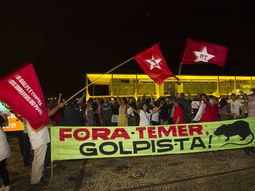 Fuera Temer ¡Golpista!, dice la bandera de militantes del PT con Planalto de fondo Fuera Temer ¡Golpista!, dice la bandera de militantes del PT con Planalto de fondo