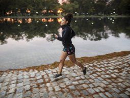 Hacer 150 minutos de ejercicios físicos semanales disminuye el riesgo de morir por covid