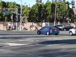 Policía salvó a un hombre de ser arrollado 