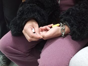 mujer exigió respuestas frente al tribunal.