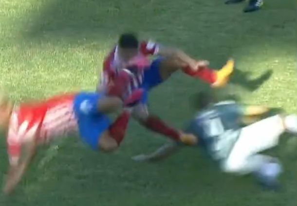 ¿La patada del año? Lesionó a dos jugadores rivales al mismo tiempo