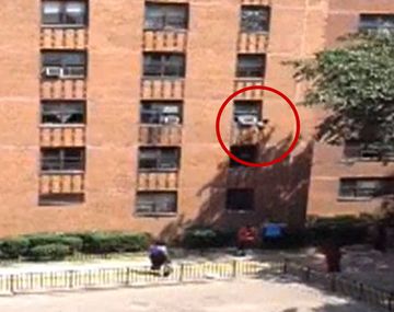Un hombre atrapó en el aire a una nena que se cayó de un edificio
