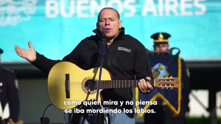 Sergio Berni grabo un video recitando y tocando la guitarra en homenaje a los héroes de Malvinas