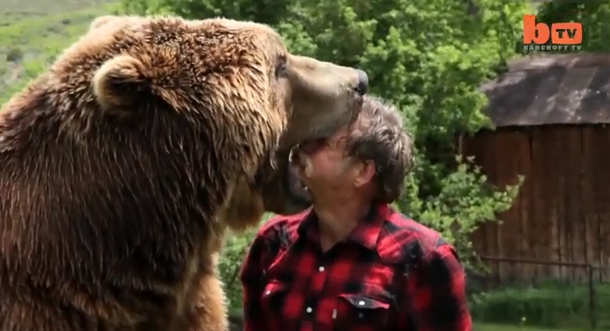 VIDEO: Un entrenador arriesga su vida jugando con un oso amaestrado