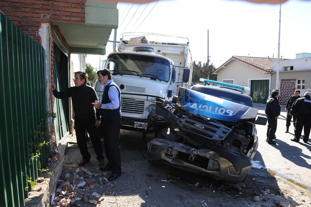 Robó un camión, quisieron detenerlo y chocó a dos patrulleros