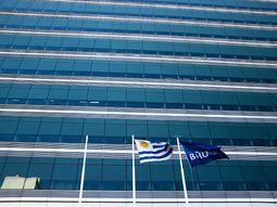 El Parlamento tratará un proyecto para solucionar el sobreendeudamiento de 24.000 personas con el Banco Hipotecario del Uruguay. El Parlamento tratará un proyecto para solucionar el sobreendeudamiento de 24.000 personas con el Banco Hipotecario del Uruguay.