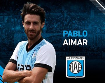 Pablo Aimar y el escudo de su Estudiantes de Río Cuarto